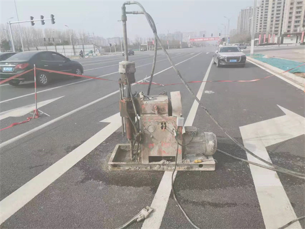 乌兰公路路面下沉沉降开裂注浆加固施工
